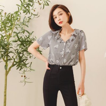 OB嚴選-小V臉．V領荷葉造型格紋花卉印花短袖襯衫/上衣《AB17276-》