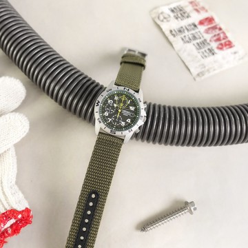 SEIKO 精工 / SND377R / 競速潮流 三眼計時 日期 防水100米 尼龍帆布手錶 綠x銀框 38mm