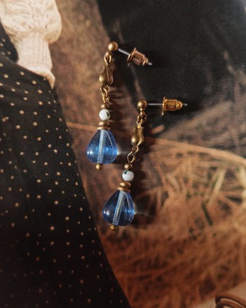 鬱金香水滴垂墜耳環 / 湛藍