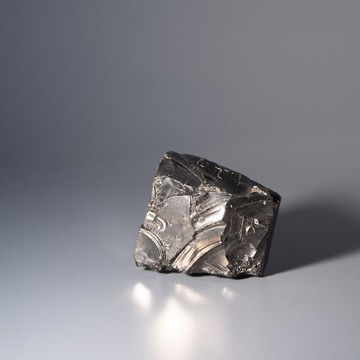 銀次石墨小塊重量為114克