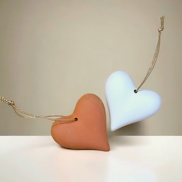 【現貨】德國春天 Primavera 精油 愛心掛飾擴香石 1st 白/紅陶 擴香石 香氛 陶瓷 隨身 精油 附發票【心心哈德】現貨 全館499超取免運｜全場下殺★滿額再享折扣