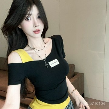 短T 顯瘦上衣  短袖t恤 韓版女生上衣 日係風 港風潮流 假兩件撞色斜肩短袖T恤女夏季純慾辣妹一字肩短款小上衣獨特絶美