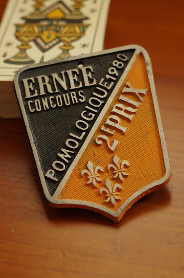 -老又好雜貨-少見法國製農場獎牌 牆面裝飾 擺飾 鳶尾花 w431