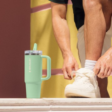 STANLEY 防漏吸管隨手杯 0.88L / 開心果綠