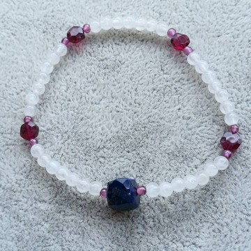 彈性手鍊， 切面青金石配小紫牙烏石榴石，全鍊身為月亮石，隔切面石榴石