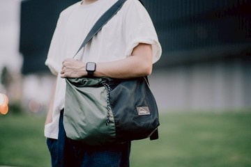 Dominic抽繩單肩袋