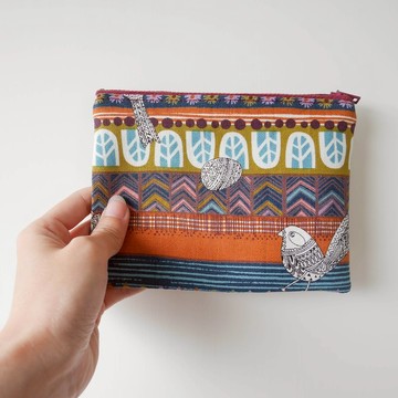 [深色小鳥圖騰拉鏈小袋]