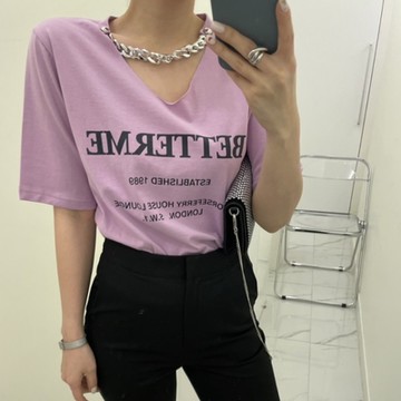 MOCO韓版chicV領無收邊鏈條設計休閒百搭英文字印花棉質T恤