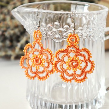 蕾絲和耳針穿孔玫瑰橙