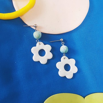 夏之果系列 -  白花 沙礫白 花朵 可愛 垂墜 耳環 ( 可改 耳夾 )