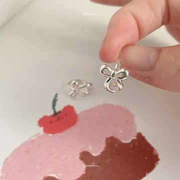 現貨｜s925純銀 蝴蝶結耳扣  (Puppeee) 中尺寸耳圈 B082 可碰水