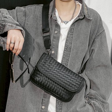 男用時尚小格編織斜背方包