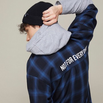 【中性款】假兩件連帽套頭襯衫 / 藍黑格