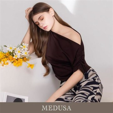 現貨【MEDUSA 曼度莎】台灣製 深棕斜肩設計短袖上衣（M-XL）｜休閒上衣 顯瘦穿搭