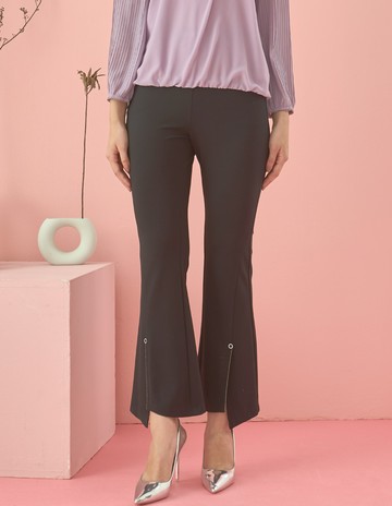 ★【喜芝梅】星芒印記 典雅腰間飾品顯瘦彈力喇叭修身長褲(黑色；M-3L) 224970519