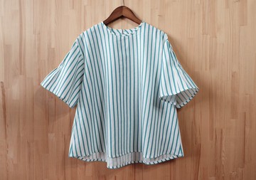圓領袖壓摺上衣/ 藍綠條紋