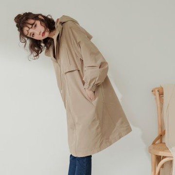 OB嚴選-純色防潑水高領抽繩連帽長版風衣外套《EA2756-》