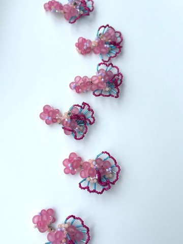 Magia.—— Adeyaka—— 荷葉邊串珠耳針式耳環——粉紅*藍*鮭魚粉 no.74105