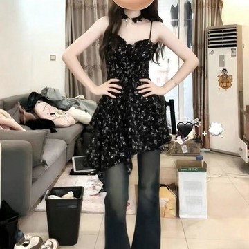 【純欲風】黑色碎花吊帶裙 木耳邊收腰顯瘦 不規則 辣妹風連衣裙 背帶裙 辣妹 連身裙 裙子連身裙 辣妹連身裙 夏季 女裝
