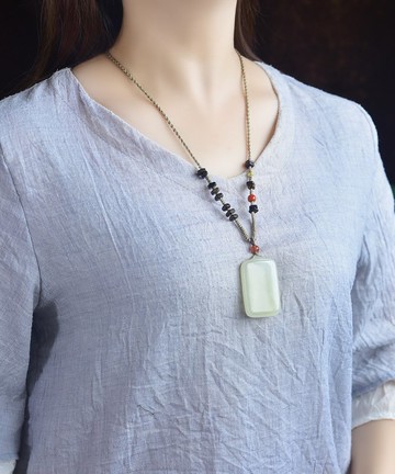 和田玉蜂蜜水無事牌吊墜 寓意吉祥如意 雕工精緻 上身簡單大方