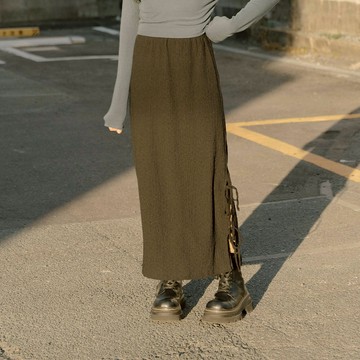 QUEENSHOP_ S 女裝 側開衩綁帶皺皺紋理長裙 四色售 現+預 【03021469】