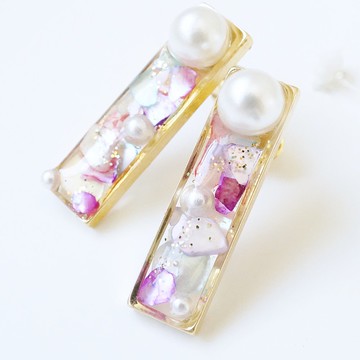 五顏六色的貝殼和珍珠耳夾