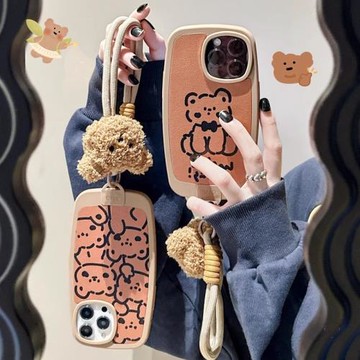 美拉德棕色小熊適用蘋果15promax手機殼新款高級感14帶毛絨掛繩13創意卡通12可愛全包iphone15pro小眾女防摔