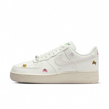 NIKE WMNS AIR FORCE 1 07 女鞋 休閒鞋 運動鞋 AF1 CNY 新年 馬年 刺繡 飛馬 白-IQ1143100