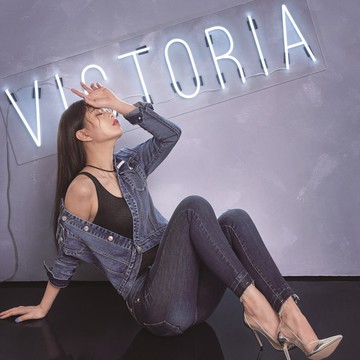VICTORIA 熱氣球繡花彈性牛仔外套-藍V35158