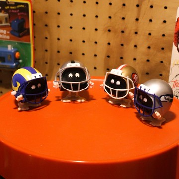 𝗈𝗅𝖽𝗍𝗈𝗒𝗌𝗍𝖺𝗍𝗂𝗈𝗇 1980s 咕嚕眼 橄欖球 頭盔 發條玩具 老玩具 老物 美式復古 模型公仔擺飾收藏