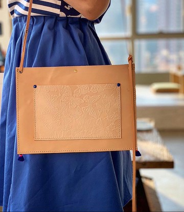 阿拉斯加原色牛革拼日本沖繩手壓蝴蝶花牛革 小流蘇 斜背包 文青