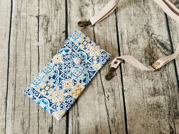 手工縫製側肩斜揹手機包 復古黃藍彩磚圖案 可拆可調節肩帶