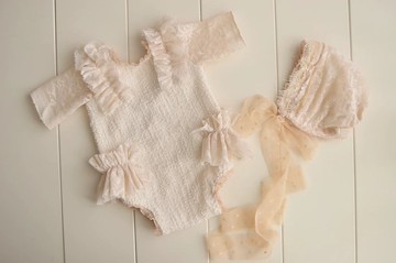 新生女孩奶油色連身衣和帽子套裝照片道具。米色荷葉邊連體衣。