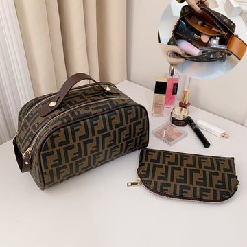 時尚化妝包高級感2025新款超火潮女便攜手提大容量護膚品收納防水