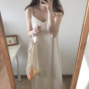 MOCO性感V領細肩帶可調絲質背心洋裝