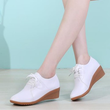 春夏坡跟軟底單鞋白色護士鞋真皮圓頭中跟不累腳中老年廣場跳舞鞋