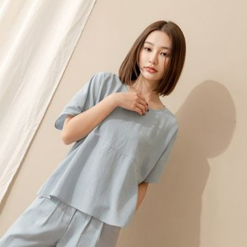 OB嚴選中大尺碼-不易皺純色立體泡泡袖圓領上衣《AB18338》