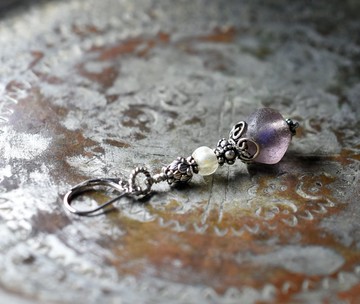 馬裡族紫羅蘭色珠子與銀化羅馬玻璃珠、蓮花銀單耳耳環