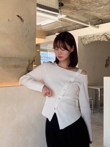 Semi Slim Diagonal Cutout Knit (T-7010)