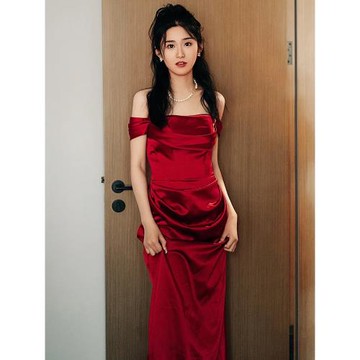 一字肩緞面敬酒服新娘酒紅色結婚晚禮服法式氣質名媛宴會拖尾長裙