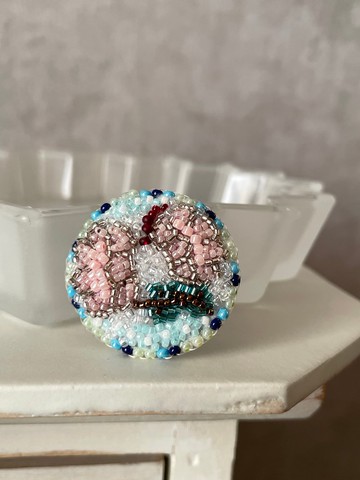 捷克珠繡胸針 飾以重結晶捷克玻璃連結圖案