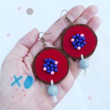 精緻手工製作的自由造型耳環，在硬挺毛氈布上縫製珠飾，尺寸為 1.75x3.5 英吋。