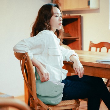 純色防潑尼龍小郵差包 ROSA 綠