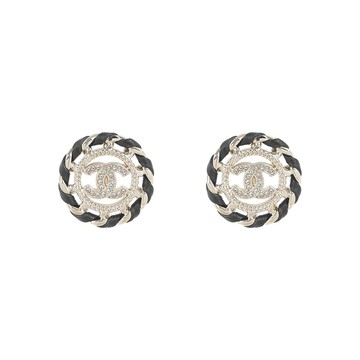 CHANEL 水鑽CC Logo 皮穿鍊設計針式耳環(金色/黑色) ABG725 B22896 U5796