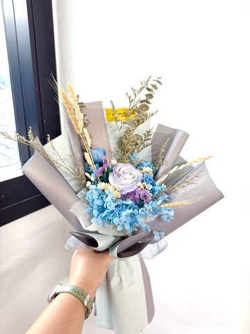 灰藍紫玫瑰花束