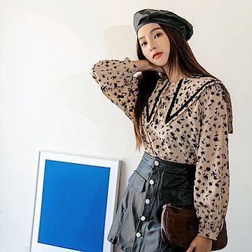 OB嚴選-滿版印花甜酷尖領澎袖長袖上衣