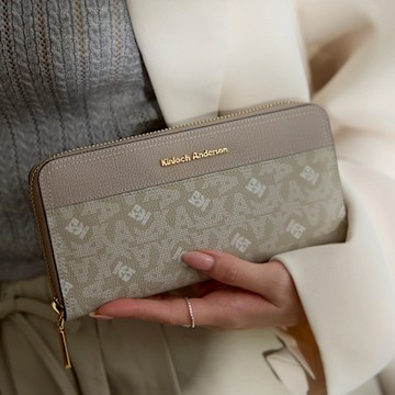 【金安德森】  Genevieve 經典老花拉鍊長夾-杏灰