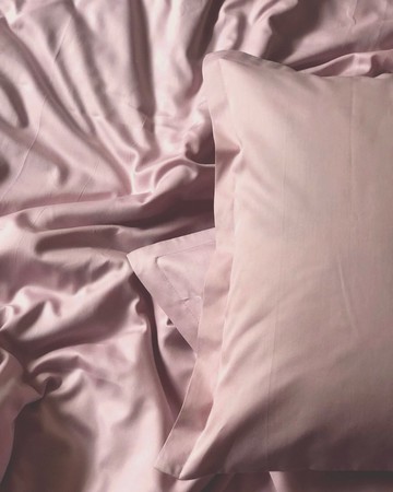 粉紅色枕套，100% 純棉緞織，信封式開口