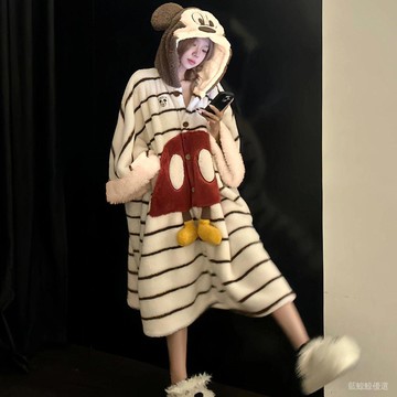 臺灣-出貨🔥【新款熱銷】卡通米奇珊瑚絨鬥篷睡衣女秋冬季新款加絨長款保暖毛絨家居服套裝 SLNG