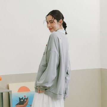 【Dailo】貓咪趣味鏤空刺繡大學T 卡 紫 灰